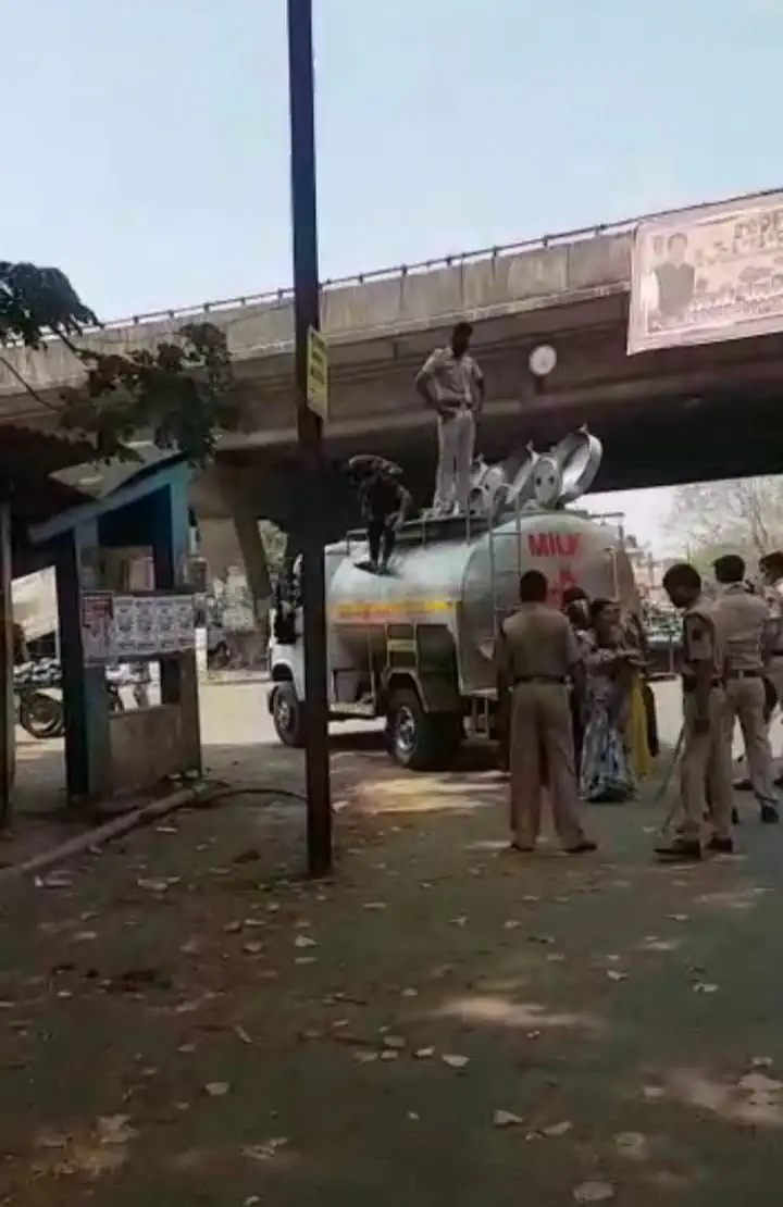 दुधाच्या टँकर मधुन कामगारांची वाहतूक