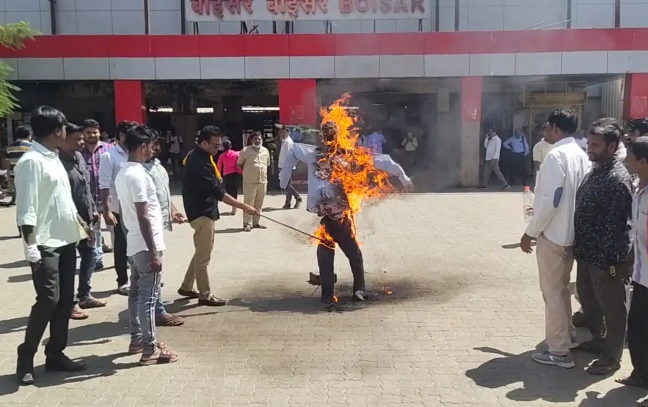 शिवसेनेच्या प्रभाकर राऊळ यांचा कार्यकर्तांनी जाळला पुतळा!