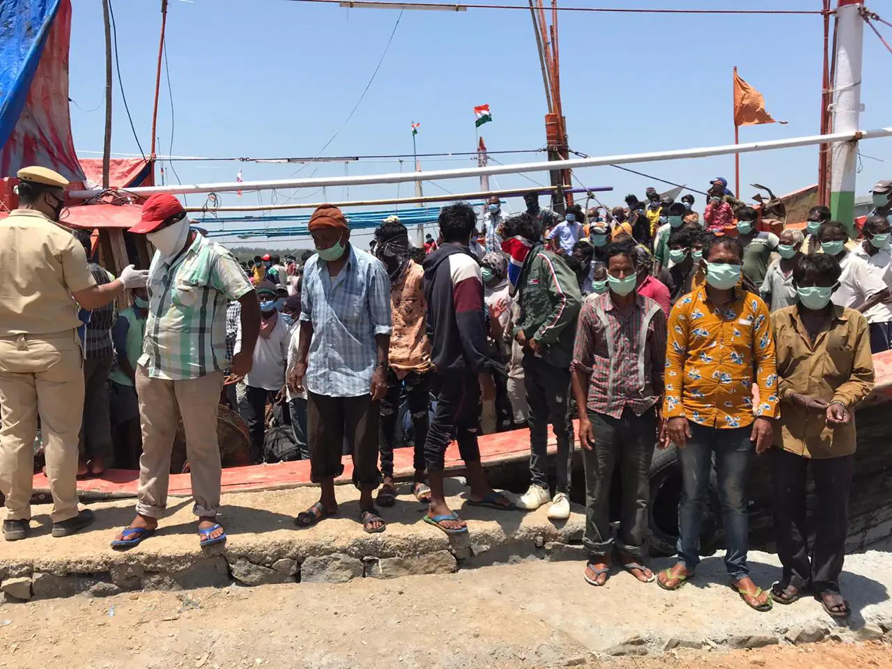शिवसेना आमदारांंने खलाश्यांना घातल्या शिव्या!