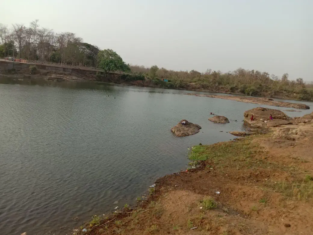 पिंजाळ नदीमध्ये स्फोटके, कीटकनाशके आणि विद्युत प्रवाहाच्या सहाय्याने मासेमारी