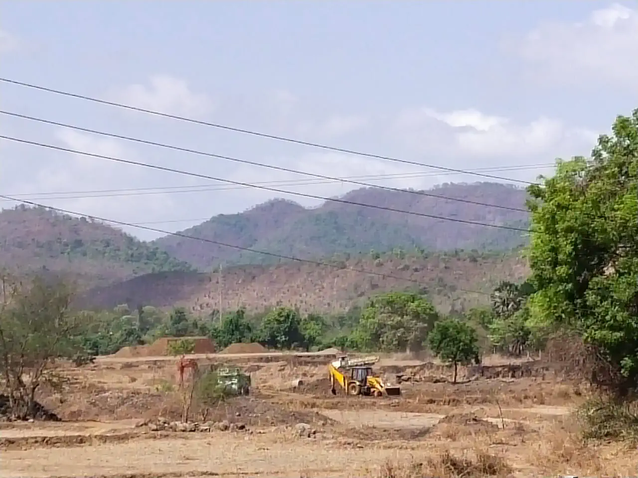 नागझरीत मातीचे बेकायदा उत्खनन