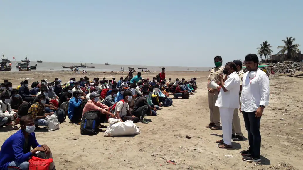 गुजरातमध्ये अडकलेले खलाशाना डहाणू बंदरात सुखरूप परतले