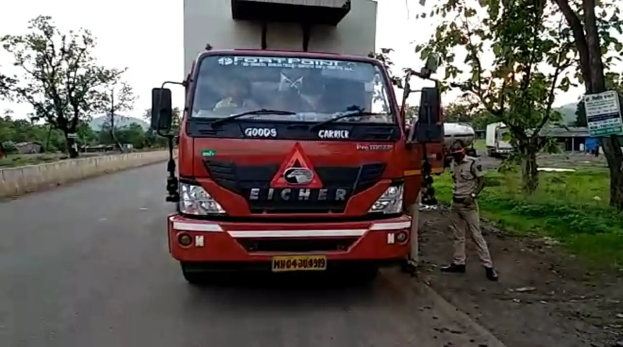 रासायनिक घातक रसायन वाहतूक करणारा ट्रक ताब्यात