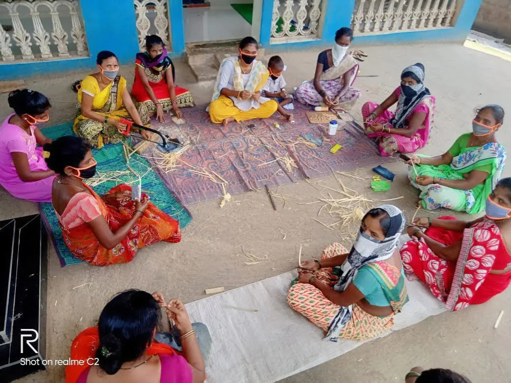 टाळेबंदीत महिलांनी बनवल्या हस्तकलेच्या वस्तू