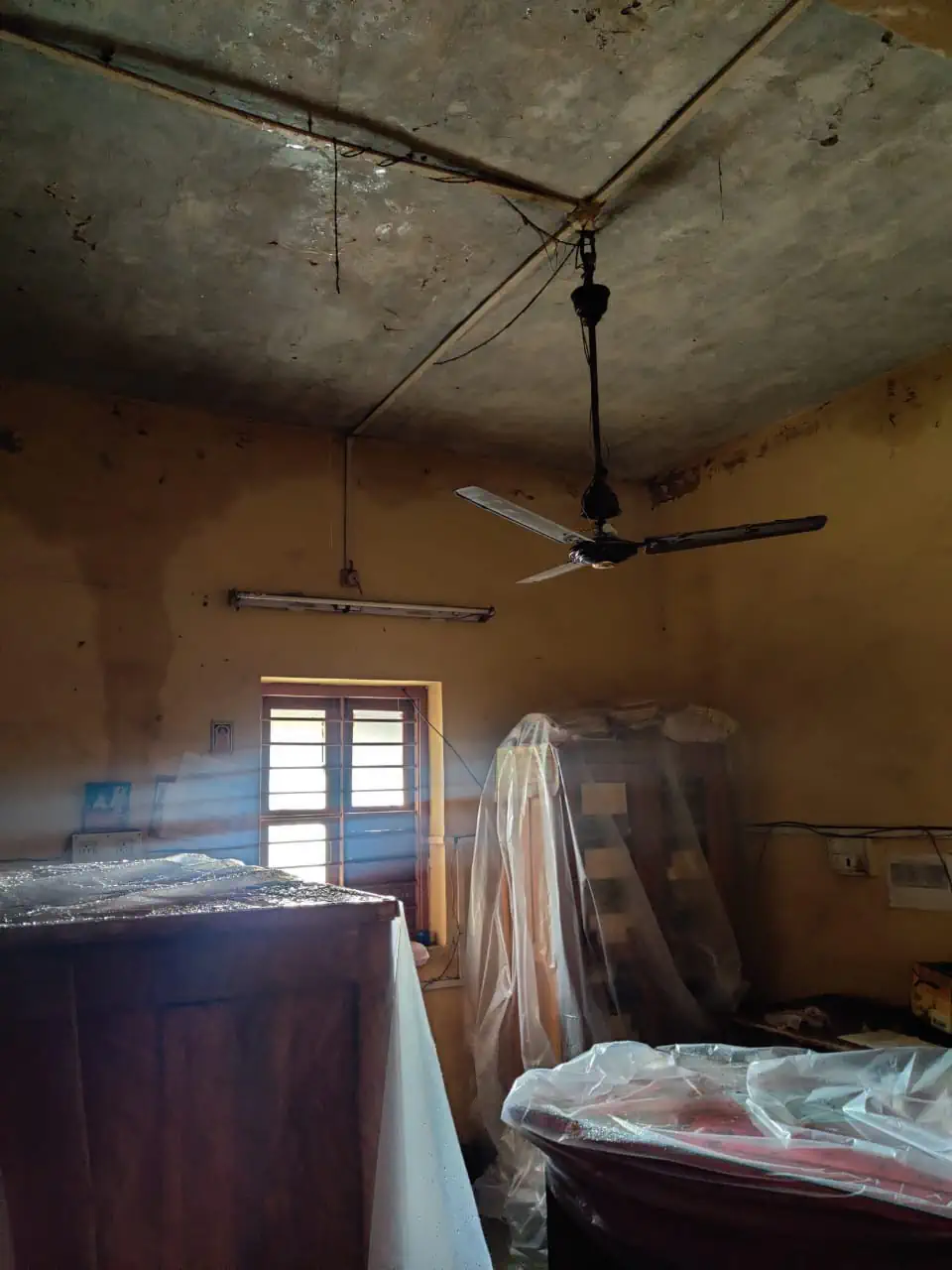 वाडा भूमिअभिलेख कार्यालयाला गळती