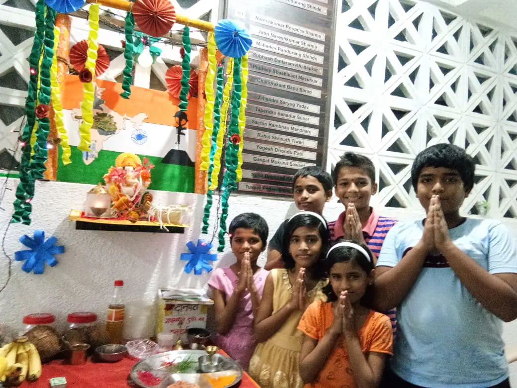 रहिवासी इमारतीत असलेल्या मुर्तीचींच पुजा करून साजरा केला आगळा वेगळा गणेशोत्सव