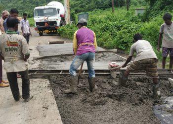 स्वाभिमान संघटनेच्या इशारा नंतर रस्ता दुरुस्तीच्या कामाला सुरूवात
