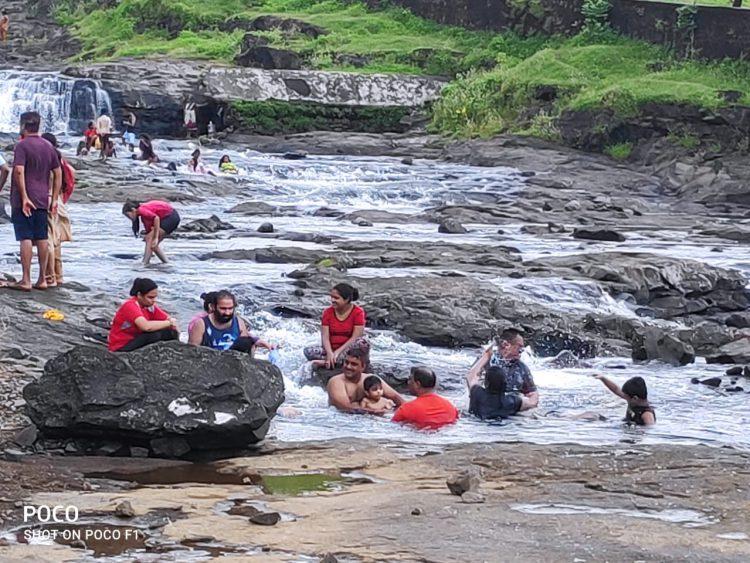 मनाई आदेश धुडकावत शेकडो पर्यटक वांद्री धरणावर