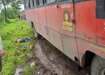 विक्रमगड जव्हार रस्त्यावर एसटीची दोन दुचाकींना धडक