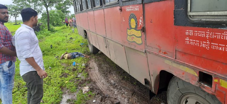 विक्रमगड जव्हार रस्त्यावर एसटीची दोन दुचाकींना धडक