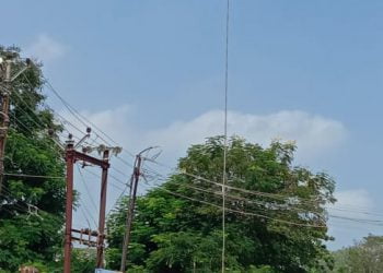 बोईसर मुख्य रस्त्यावर लटकलेली धोकादायक विद्युत तार