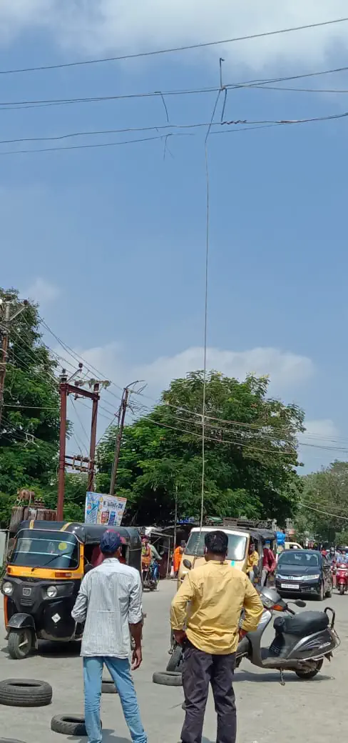 बोईसर मुख्य रस्त्यावर लटकलेली धोकादायक विद्युत तार