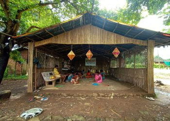 रोजंदारीसाठी भटकणारे हात गुंतले बांबूच्या हस्तकलेत