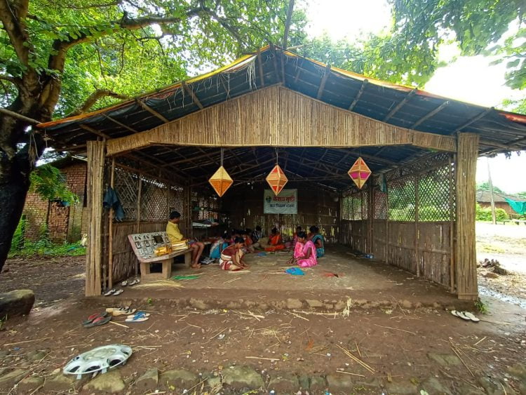 रोजंदारीसाठी भटकणारे हात गुंतले बांबूच्या हस्तकलेत