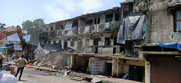 नालासोपाऱ्यात धोकादायक इमारतींना जमीनदोस्त करण्याचे काम सुरू