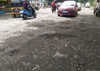 अणुऊर्जा प्रकल्पाकडे जाणारा रस्ता विकासाचे धिंडवडे काढणारा