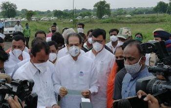 अखेर मुख्यमंत्र्यांनी दिली पुरग्रस्तांना भेट