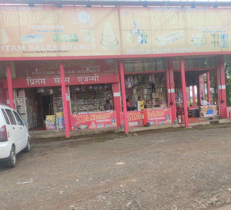 वाड्यात बेकायदेशीर फटाक्यांची गोदामे सुरू