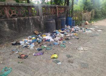 खिडकी उघडताच येते दुर्गंधी