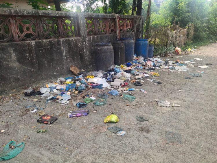 खिडकी उघडताच येते दुर्गंधी