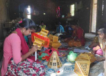 समाजमाध्यमामुळे आदिवासी कला शिक्षकाची हस्तकला पोचली परदेशात