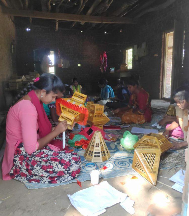 समाजमाध्यमामुळे आदिवासी कला शिक्षकाची हस्तकला पोचली परदेशात