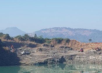 महसूल विभागाच्या सहकार्याने बेकायदेशीर खदानी सुरू