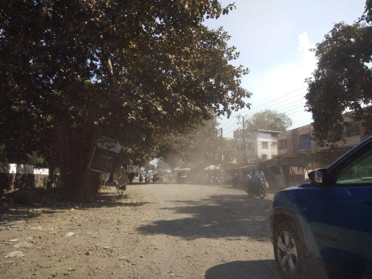 रस्त्यावरील धुळवडीची परंपरा कायम