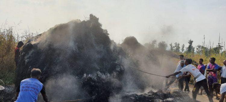 वाड्यात भाताच्या भाऱ्यांना आग लावणे सुरूच