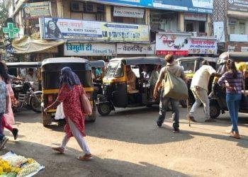 विरार रेल्वे स्थानकाबाहेर वाहतूक कोंडीच्या समस्येत वाढ अवैध रित्या रस्त्यांवर पार्किंग