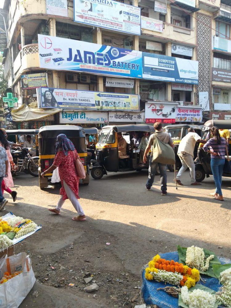 विरार रेल्वे स्थानकाबाहेर वाहतूक कोंडीच्या समस्येत वाढ अवैध रित्या रस्त्यांवर पार्किंग