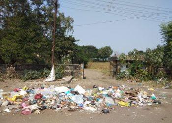 कोविड तपासणी केंद्राचे प्रवेशद्वार कचऱ्यात