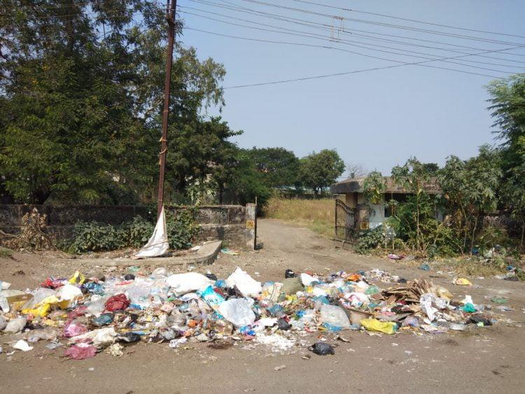 कोविड तपासणी केंद्राचे प्रवेशद्वार कचऱ्यात