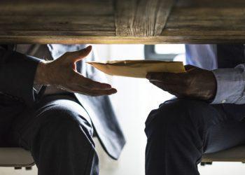 लाच स्विकारताना वाड्यात दुय्यम निबंधक अधिकाऱ्याला रंगेहाथ पकडले