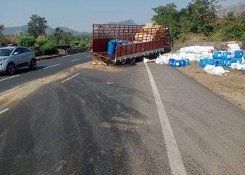 महामार्गावरील अपघात ग्रस्त वाहने हटविण्याच्या कामात दिरंगाई.