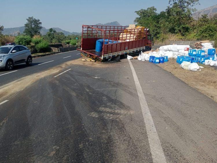 महामार्गावरील अपघात ग्रस्त वाहने हटविण्याच्या कामात दिरंगाई.