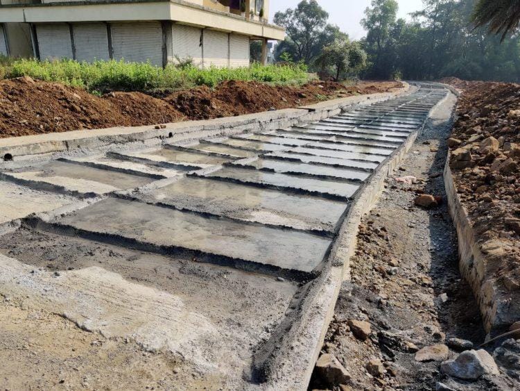 सिमेंट काँक्रीट रस्त्याचे काम बेकायदेशीर ?