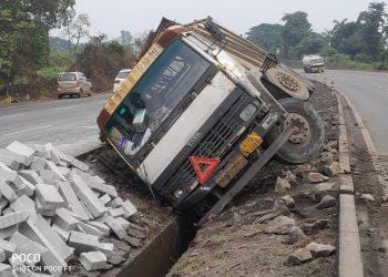 दुभाजका मधील धोकादायक अपघात ग्रस्त ट्रक हटविण्यात दिरंगाई