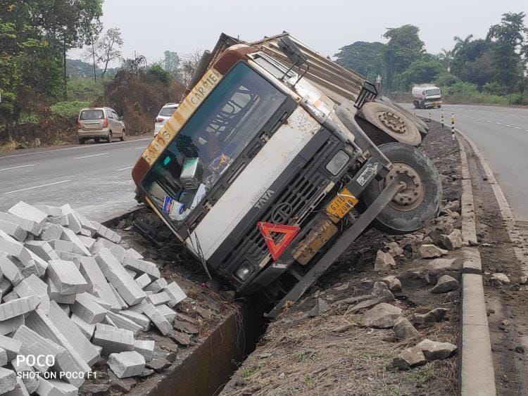 दुभाजका मधील धोकादायक अपघात ग्रस्त ट्रक हटविण्यात दिरंगाई