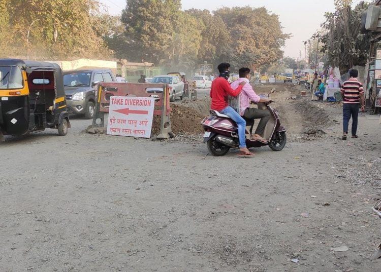 अखेर चित्रालय रस्ता रुंदीकरणाला सुरूवात