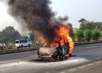 महामार्गावर बर्निग कारचा थरार