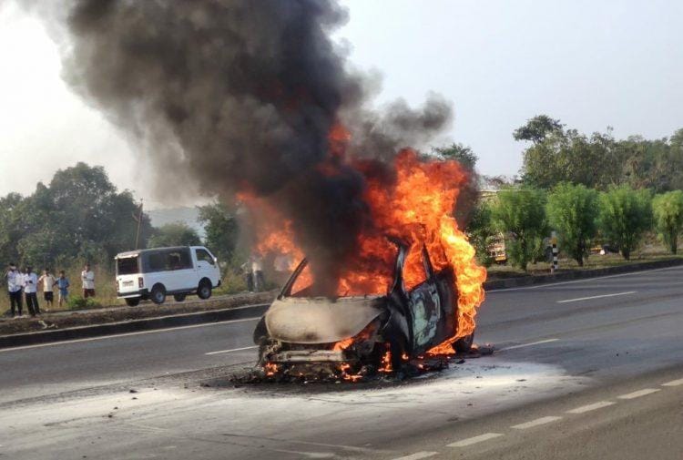 महामार्गावर बर्निग कारचा थरार
