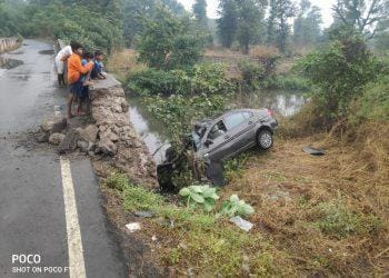 महामार्गावर पडलेली मृत गाय हटविण्यासाठी लागले अठरा तास