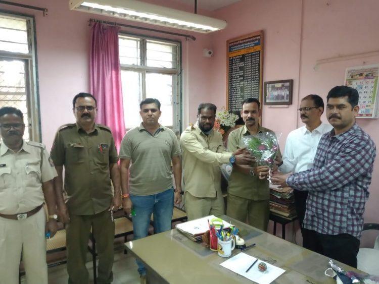 प्रामाणिक एसटी चालक व वाहक यांचे पालघरामध्ये कौतुक