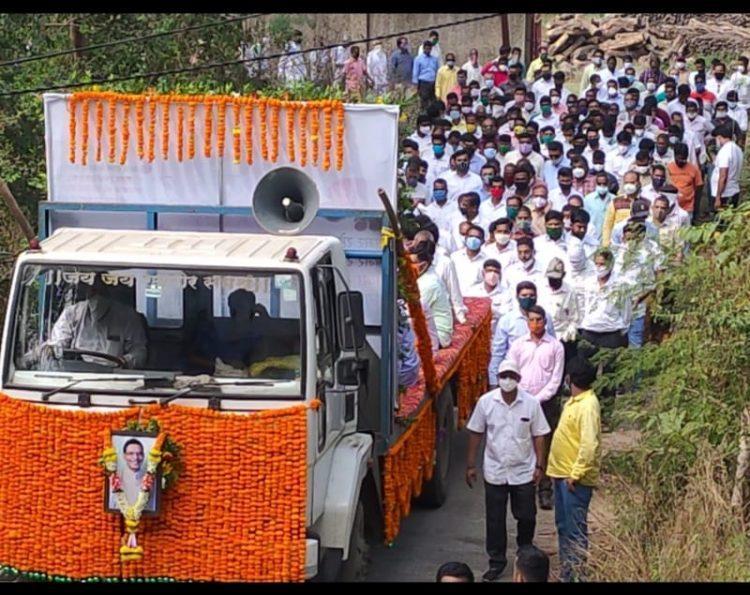विष्णु सवरा यांच्या अंत्यविधीसाठी मान्यवरांची उपस्थिती