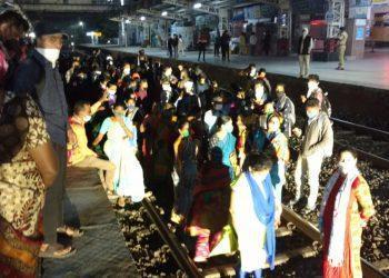 रेल्वे रद्द केल्याने पालघर, सफाळे स्थानकात रेलरोको आंदोलन