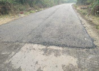 मागच्या वर्षीचा निधी संपविण्यासाठी बनवला निकृष्ठ रस्ता