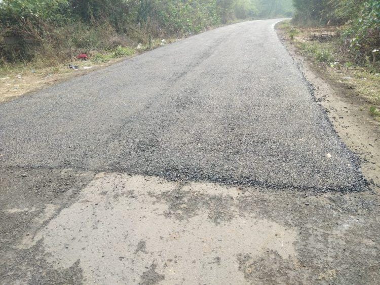 मागच्या वर्षीचा निधी संपविण्यासाठी बनवला निकृष्ठ रस्ता