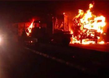 मुंबई -अहमदाबाद राष्ट्रीय महामार्गावर तीन वाहनांमध्ये भीषण अपघात