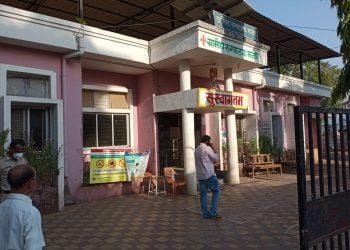 वैद्यकीय अधिकारी आणि कर्मचाऱ्यांना रुग्णाच्या नातेवाईकांची दमदाटी